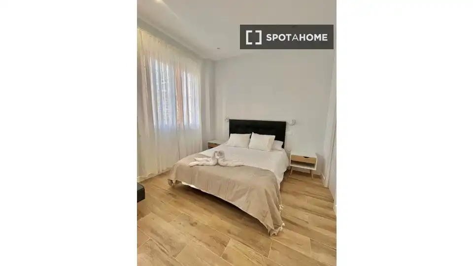 Schlafzimmer von Wohnung zur Miete in Madrid mit Klimaanlage, Heizung und Möbliert