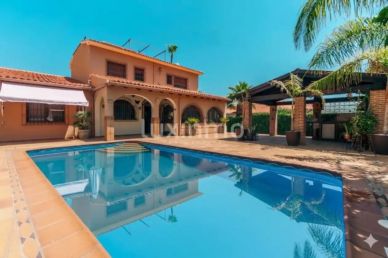 Villa con piscina in vendita a Coloma