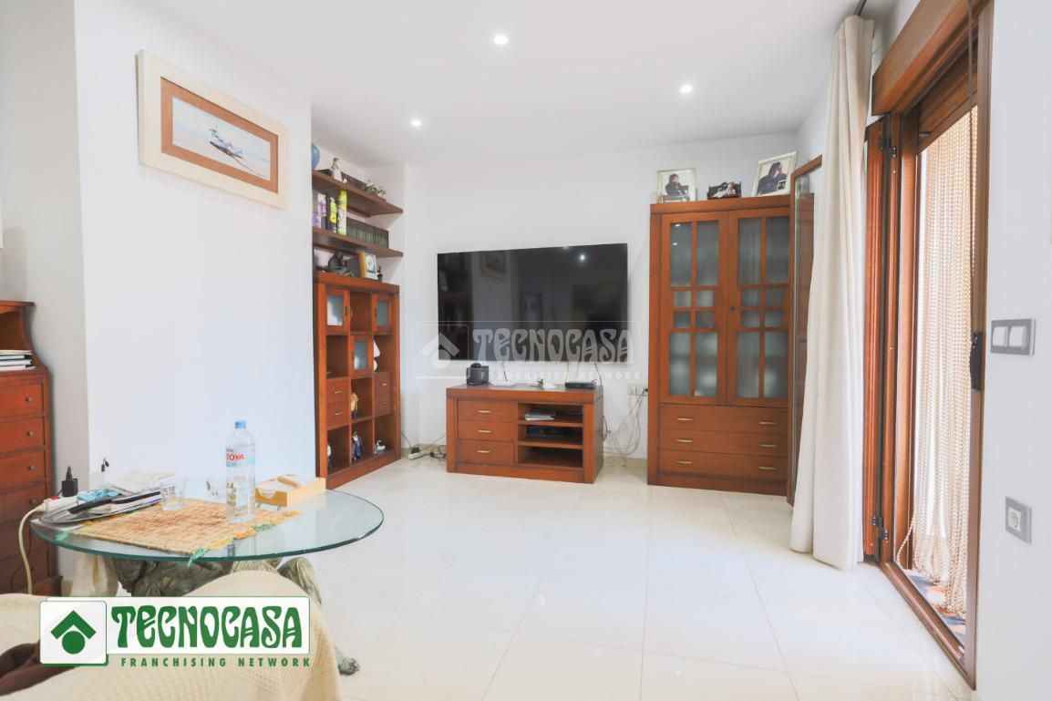 Sala d'estar de Casa adosada en venda en Adra amb Calefacció, Terrassa i Balcó