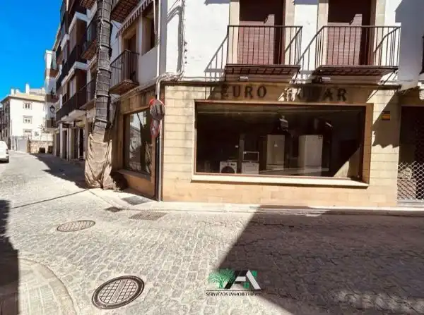 Local commercial à louer à Baeza
