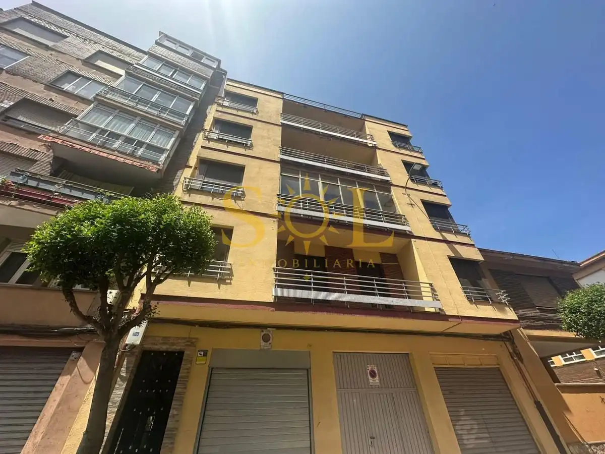 Vista exterior de Pis en venda en León Capital  amb Calefacció i Balcó