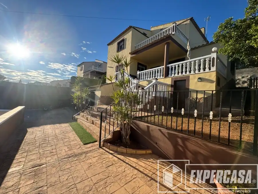 Villa con piscina in vendita a Urbanización LOS LAGOS/ALGINET 1009, imagen 7