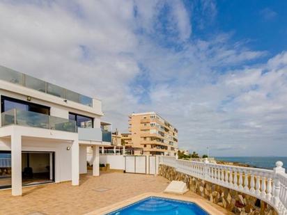 Vista exterior de Casa o xalet en venda en Torrevieja amb Aire condicionat, Calefacció i Terrassa