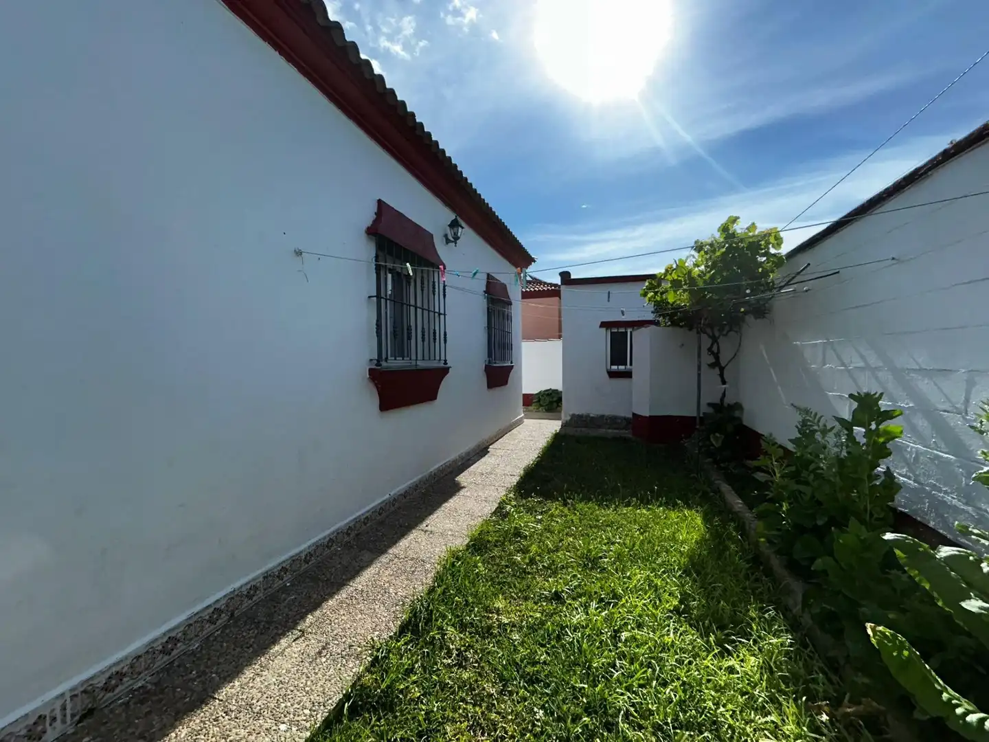 Vista exterior de Casa o xalet en venda en Chiclana de la Frontera amb Jardí privat, Terrassa i Traster