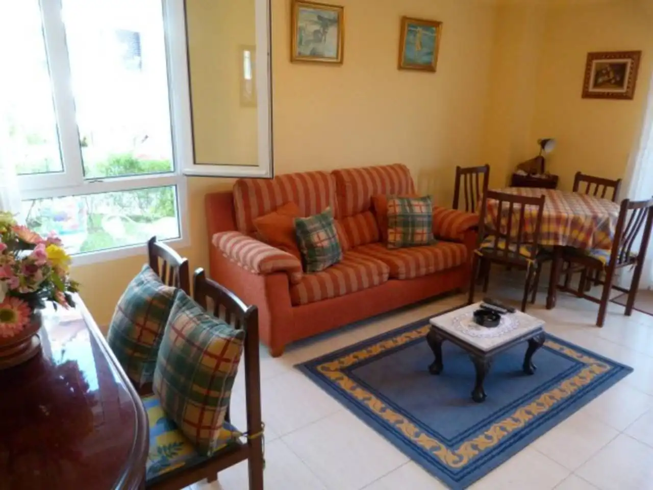 Sala d'estar de Apartament de lloguer en Noja amb Calefacció, Jardí privat i Terrassa