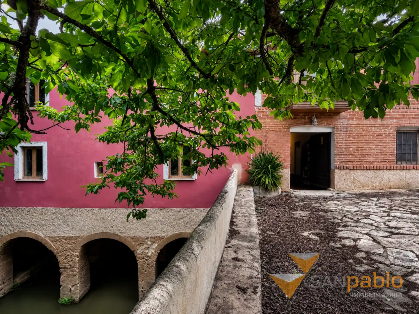 Vista exterior de Finca rústica en venda en Castrillo de Riopisuerga amb Jardí privat i Traster