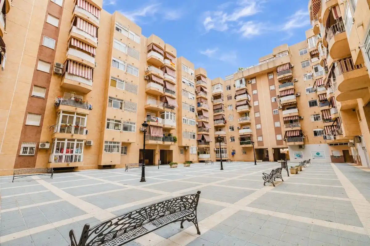 Vista exterior de Local en venda en Estepona amb Calefacció