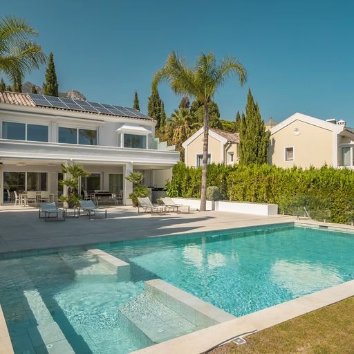 Vista exterior de Casa o xalet en venda en Marbella amb Aire condicionat, Jardí privat i Terrassa