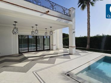 Villa con balcone in vendita a Golf Bahía