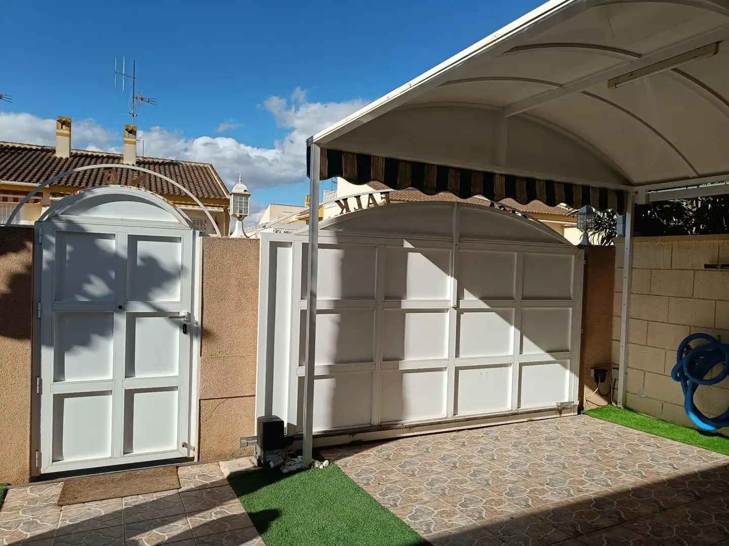 Vista exterior de Casa o xalet en venda en Benijófar amb Aire condicionat, Calefacció i Jardí privat