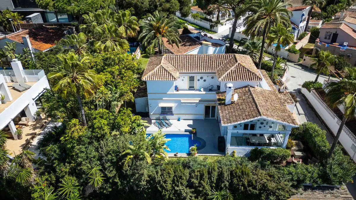 Außenansicht von Einfamilien-Reihenhaus zum Verkauf in Marbella mit Terrasse