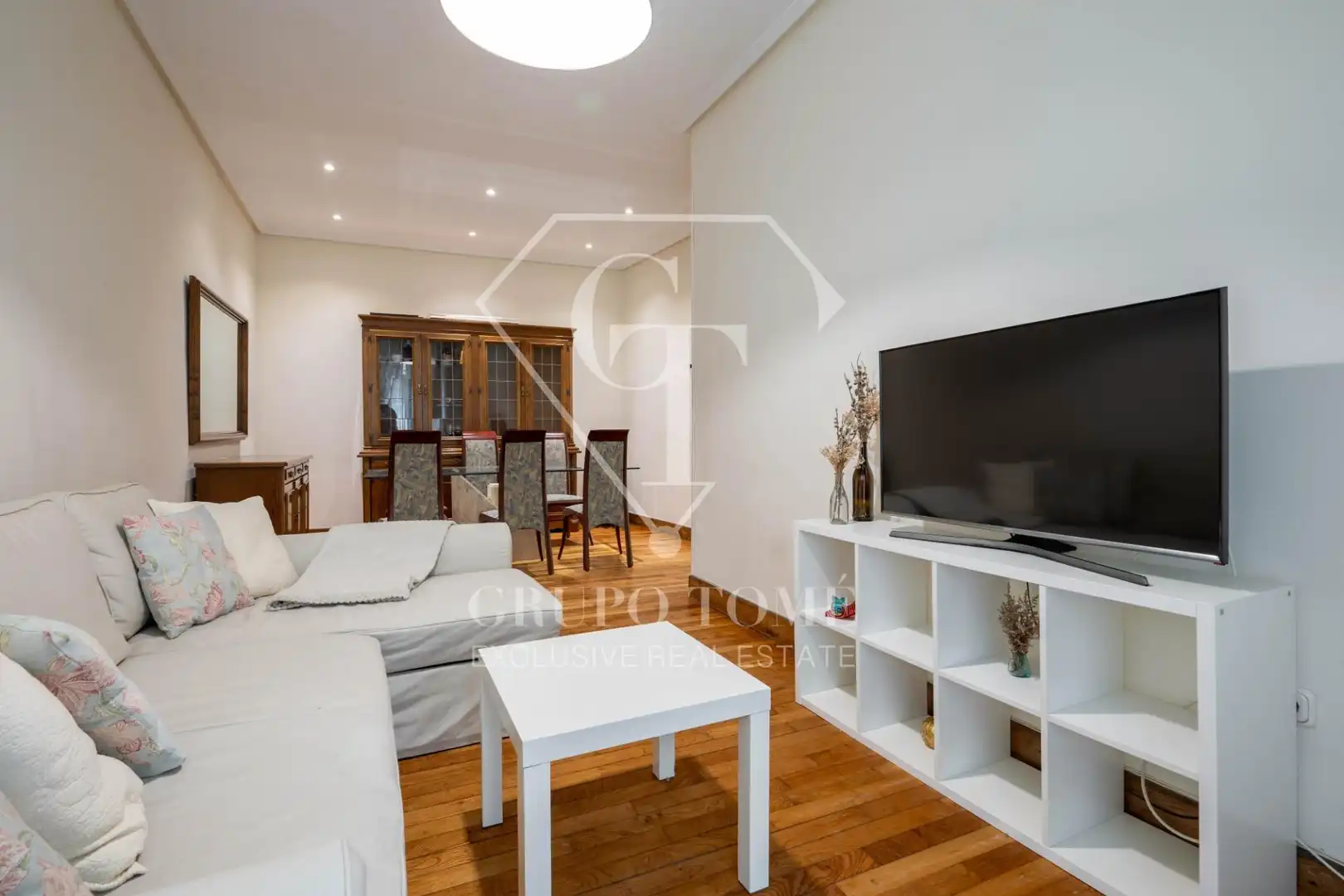 Sala d'estar de Pis en venda en Donostia - San Sebastián  amb Calefacció, Moblat i Balcó