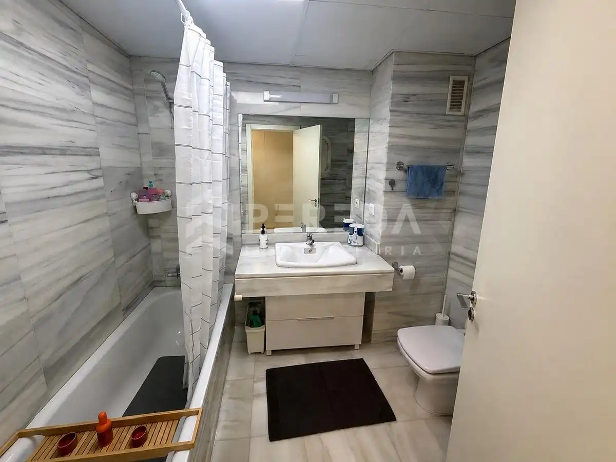 Bany de Apartament en venda en Roquetas de Mar amb Aire condicionat, Jardí privat i Terrassa