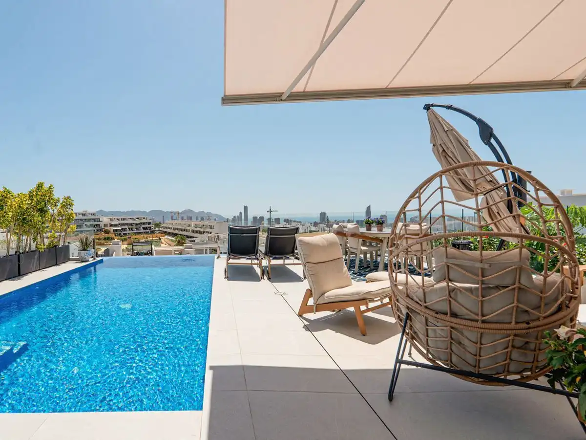 Chalet con piscina en venta en Golf Bahía