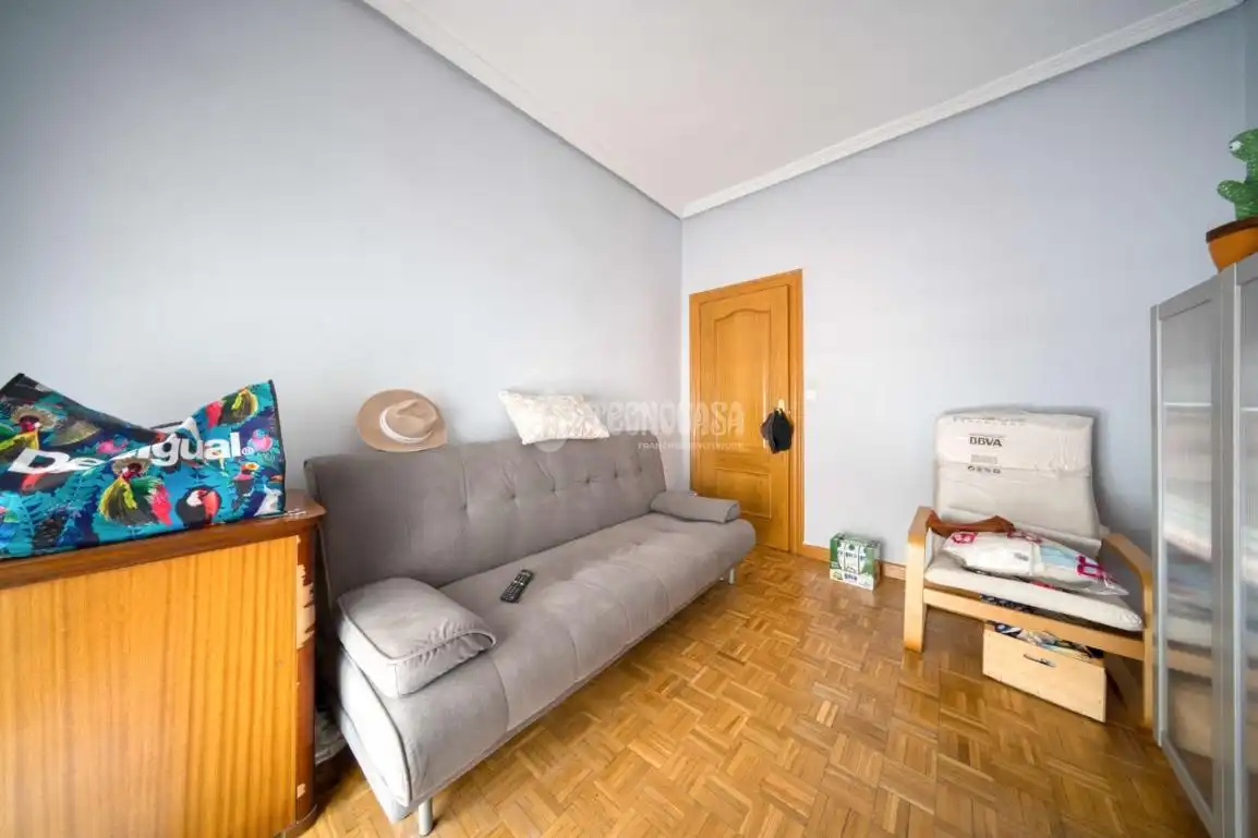 Bedroom of Flat for sale in Valladolid  with Heating, Parquet flooring and Furnished