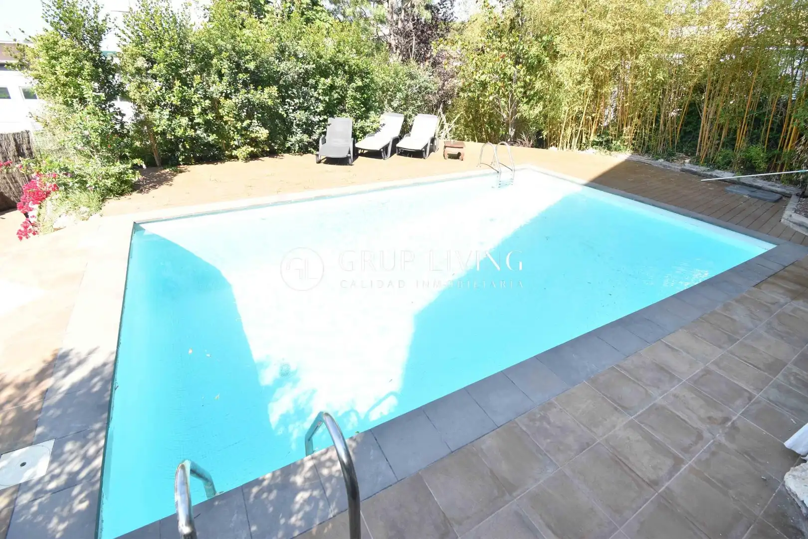 Piscina de Casa o xalet en venda en Sitges amb Calefacció, Jardí privat i Parquet