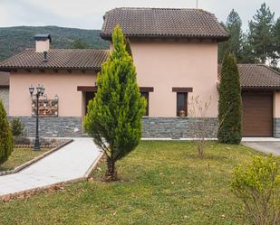 Vista exterior de Casa o xalet en venda en Sabiñánigo amb Calefacció, Jardí privat i Parquet