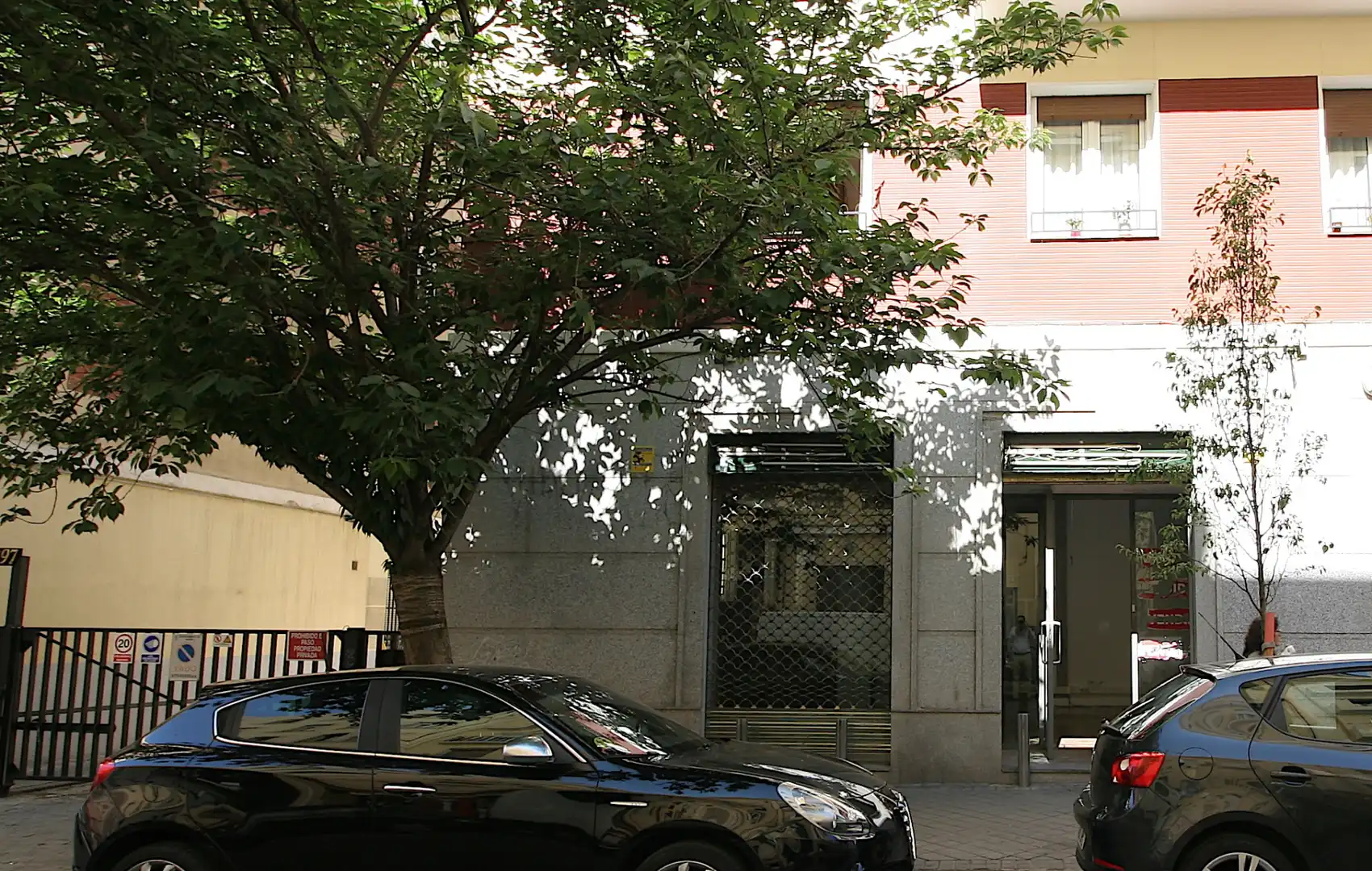 Vista exterior de Local en venda en Madrid amb Calefacció