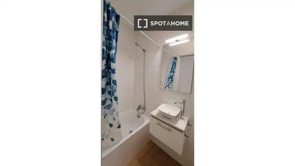 Bathroom of Apartments for share in Madrid  with Air Conditioner, Heating and Terrace