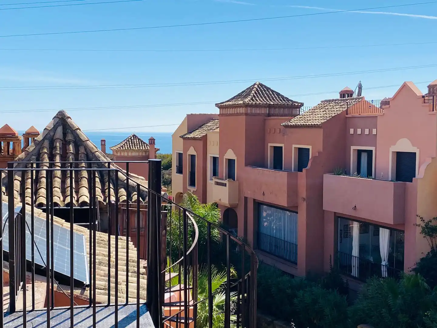 Vista exterior de Casa adosada de lloguer en Estepona amb Aire condicionat, Terrassa i Moblat