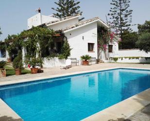 Piscina de Casa o xalet en venda en Chiclana de la Frontera amb Aire condicionat, Calefacció i Jardí privat