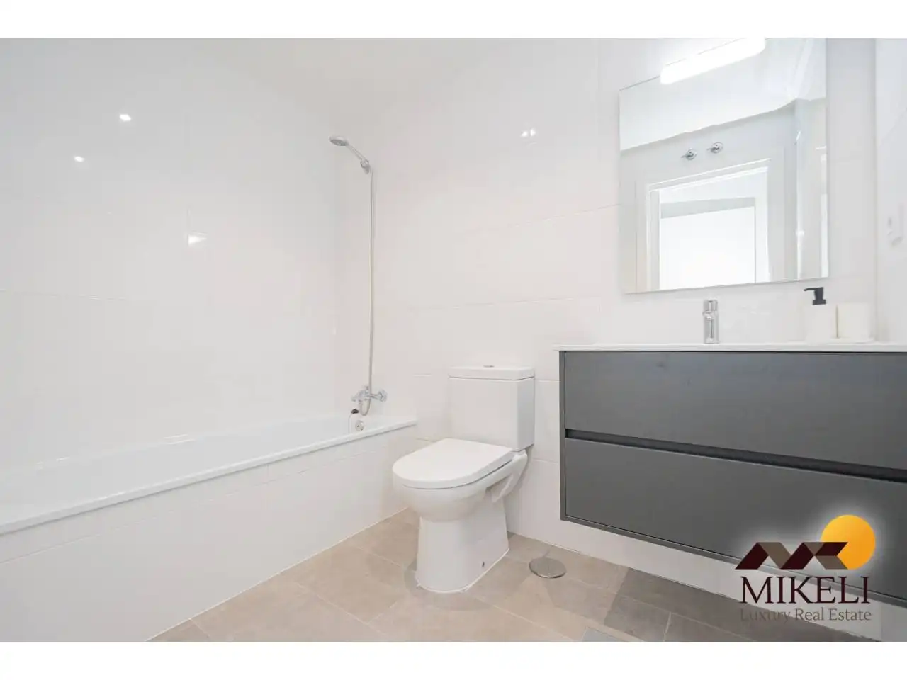 Baño de Piso de alquiler en Santa Cruz de Bezana con Calefacción, Terraza y Trastero