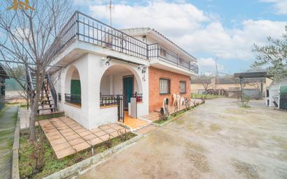 Vista exterior de Casa o xalet en venda en Aldea del Fresno amb Jardí privat, Terrassa i Moblat