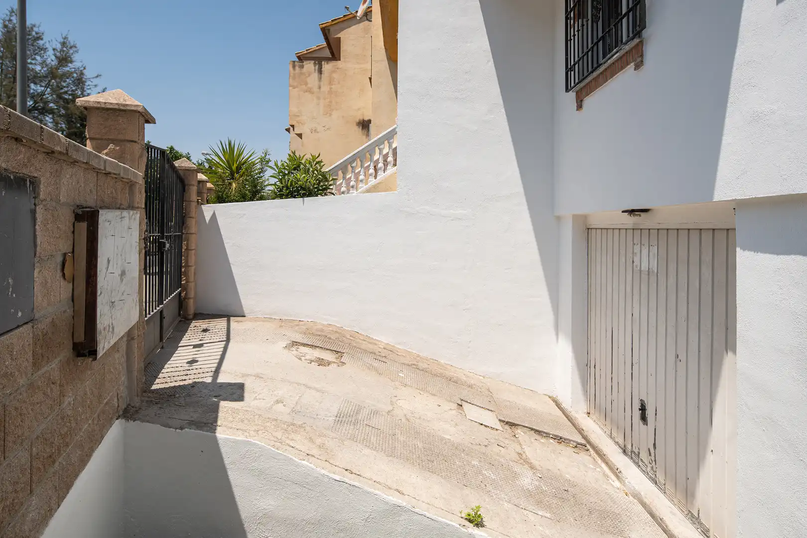 Vista exterior de Casa adosada en venda en Huétor Vega amb Jardí privat, Terrassa i Forn