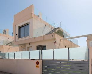 Vista exterior de Casa o xalet en venda en Pilar de la Horadada amb Aire condicionat, Terrassa i Piscina