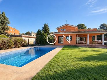 Casa amb piscina en venda a Carrer Carrer Pere Quart