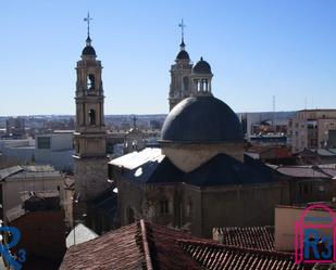 Vista exterior de Àtic en venda en León Capital  amb Aire condicionat i Terrassa