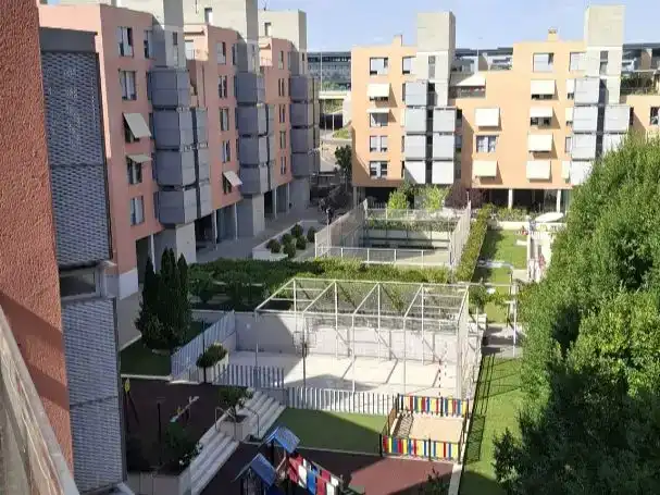 Außenansicht von Wohnung zur Miete in  Madrid Capital mit Klimaanlage und Schwimmbad