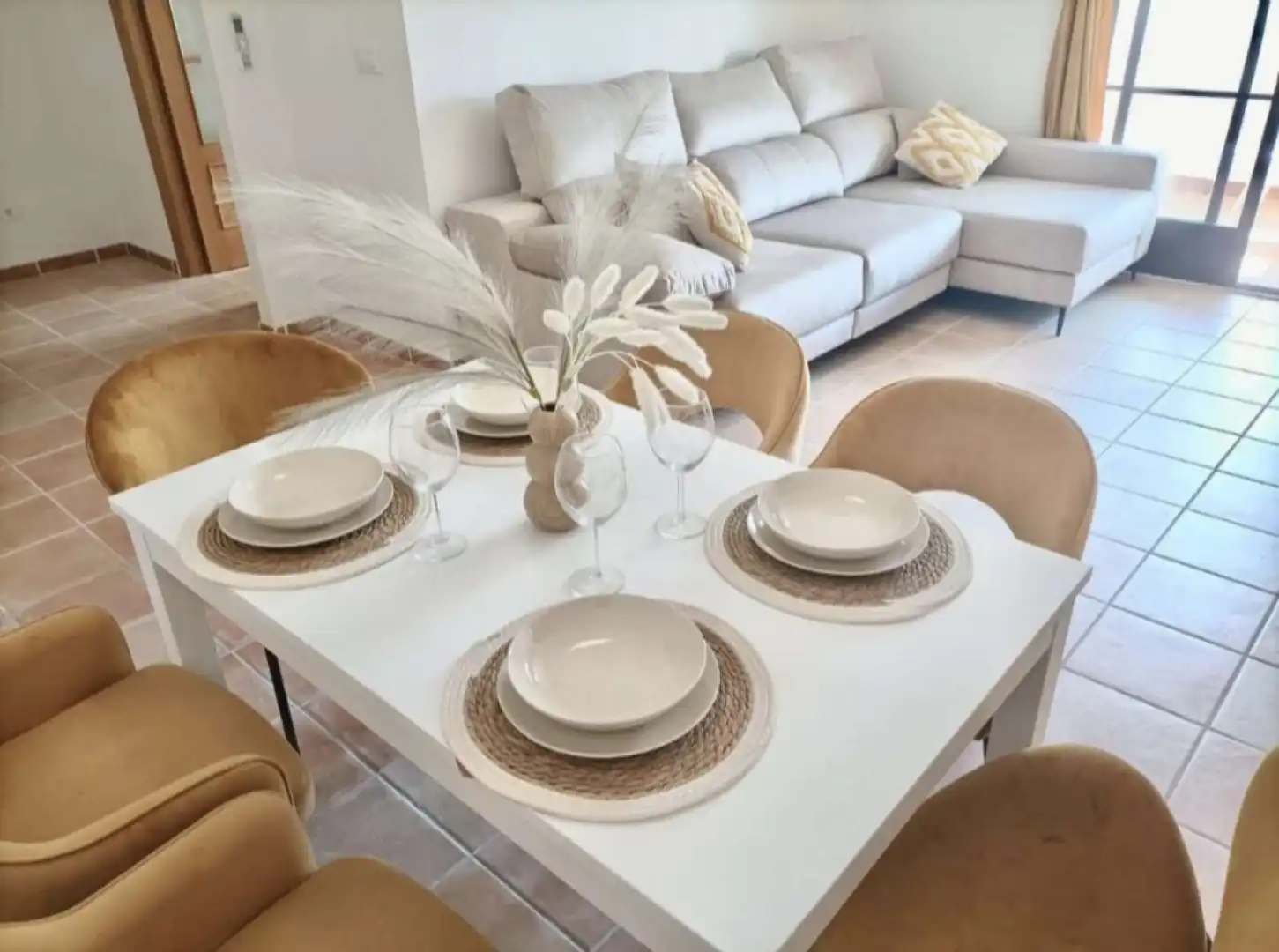 Comedor de Apartamento para compartir en Ítrabo con Aire acondicionado, Terraza y Amueblado