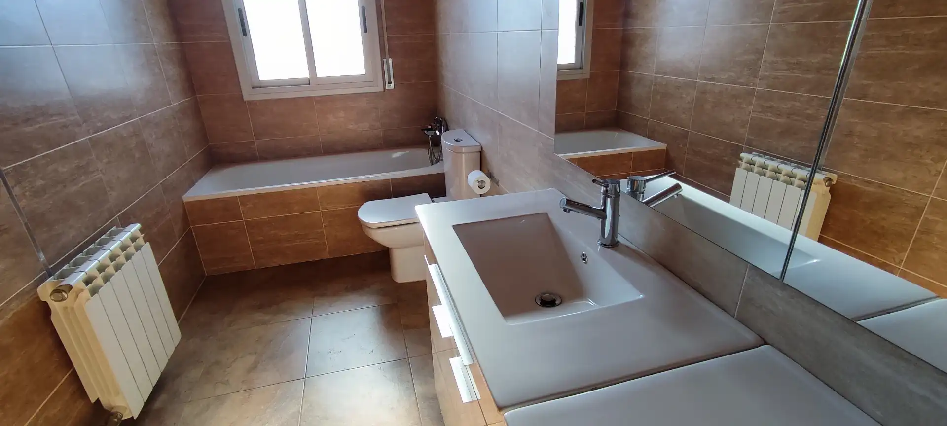 Baño de Casa adosada en venta en Les Borges Blanques con Aire acondicionado, Calefacción y Jardín privado