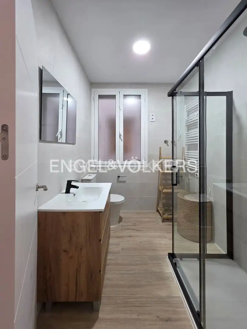 Baño de Piso de alquiler en Madrid con Calefacción, Parquet y Amueblado