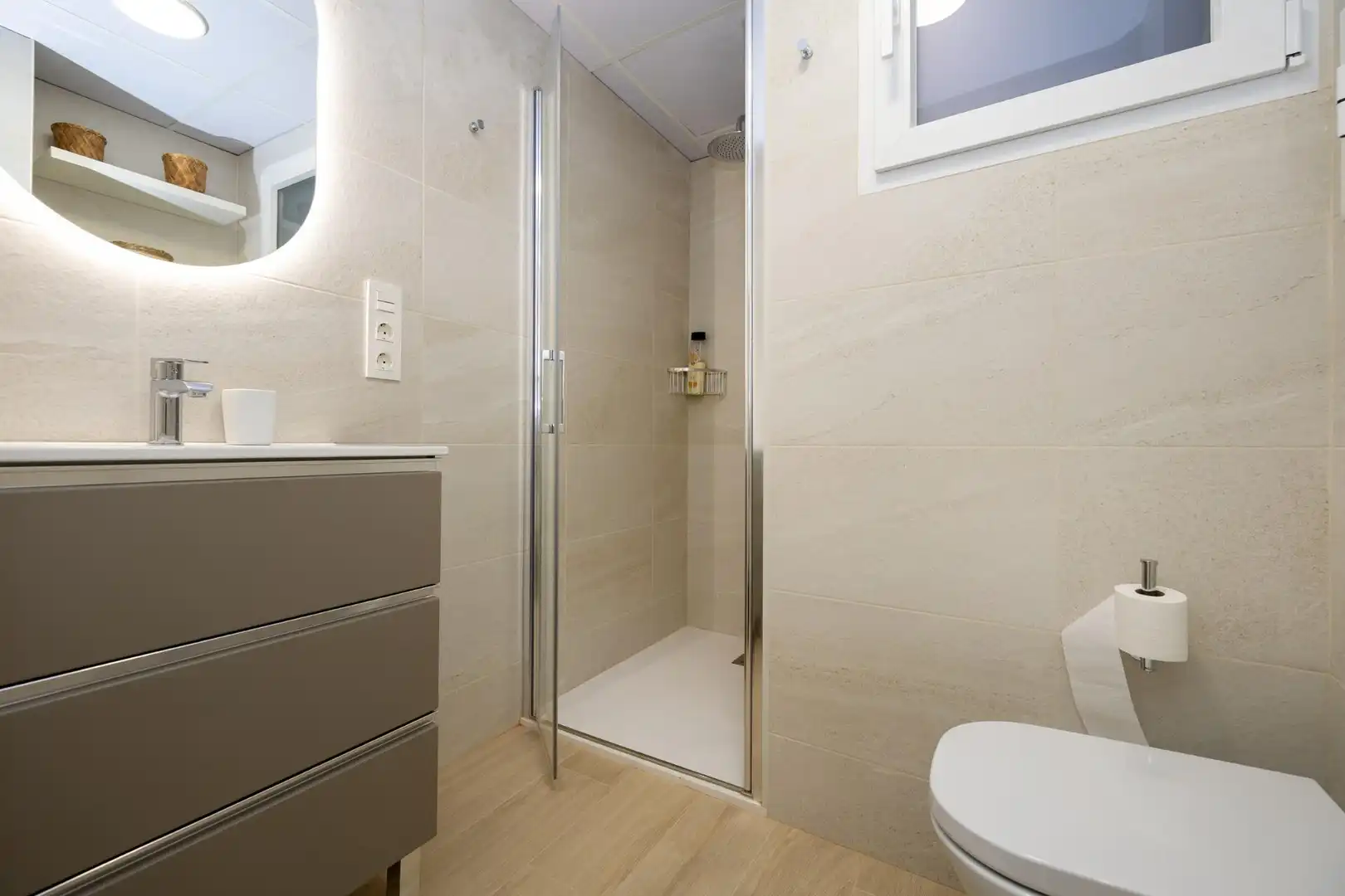 Bathroom of Flat for rent in Granada  with Air Conditioner and Heating