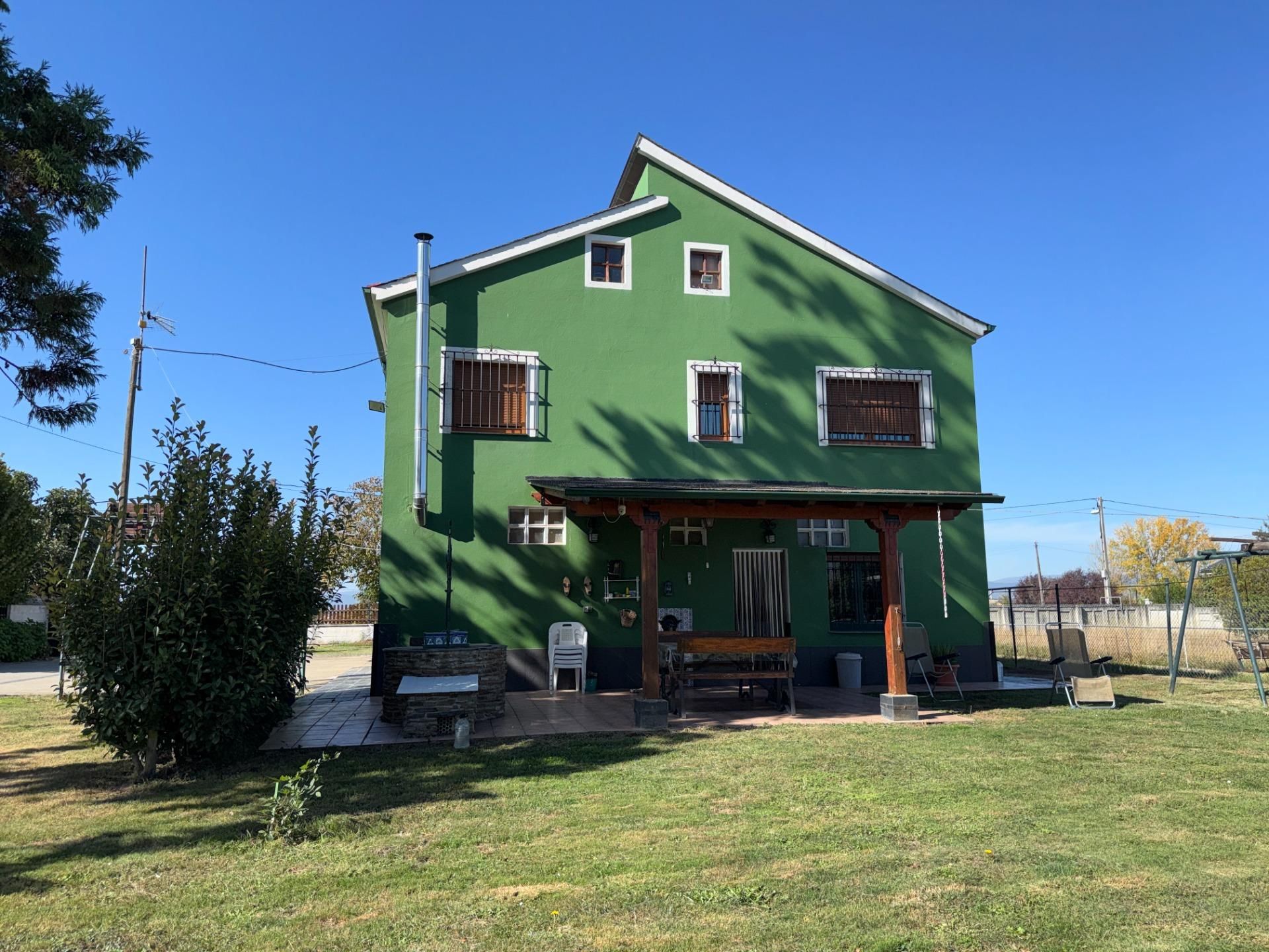Vista exterior de Casa o xalet en venda en Ponferrada amb Calefacció i Terrassa
