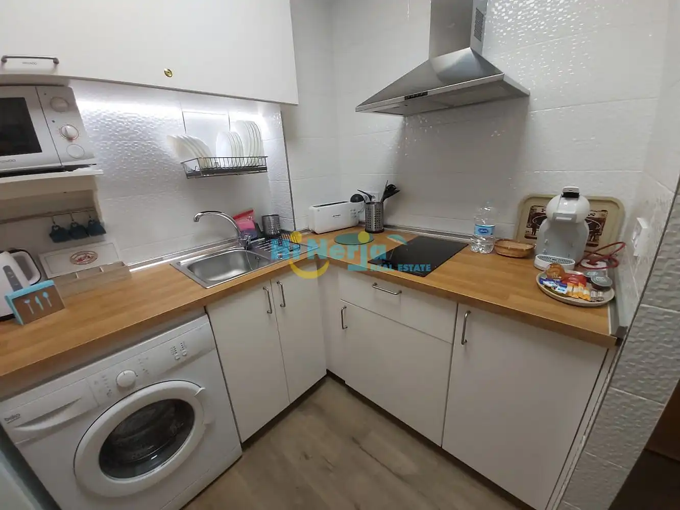 Cuina de Apartament de lloguer en Nerja amb Aire condicionat, Calefacció i Moblat