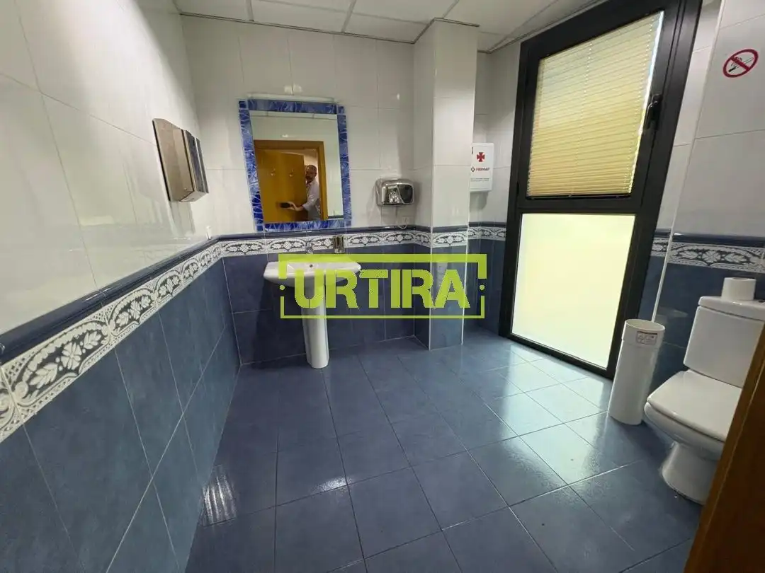 Badezimmer von Fabrikhallen zum Verkauf in Hernani