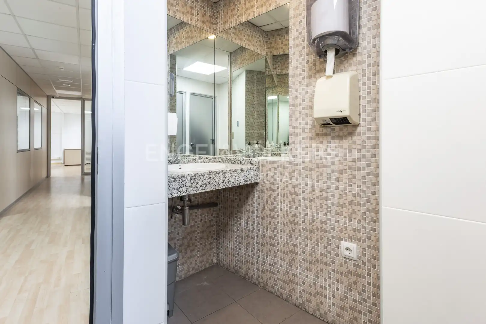 Badezimmer von Geschaftsraum zur Miete in Barcelona mit Klimaanlage und Möbliert