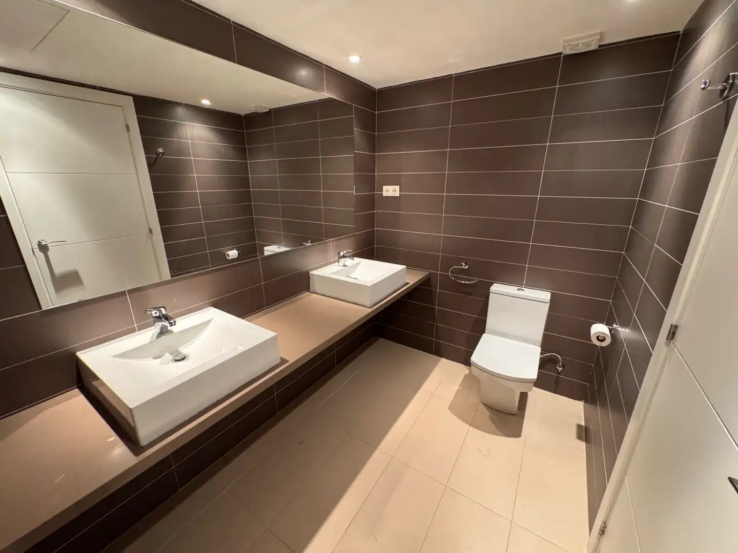 Baño de Casa adosada en venta en Mataró con Aire acondicionado, Calefacción y Jardín privado