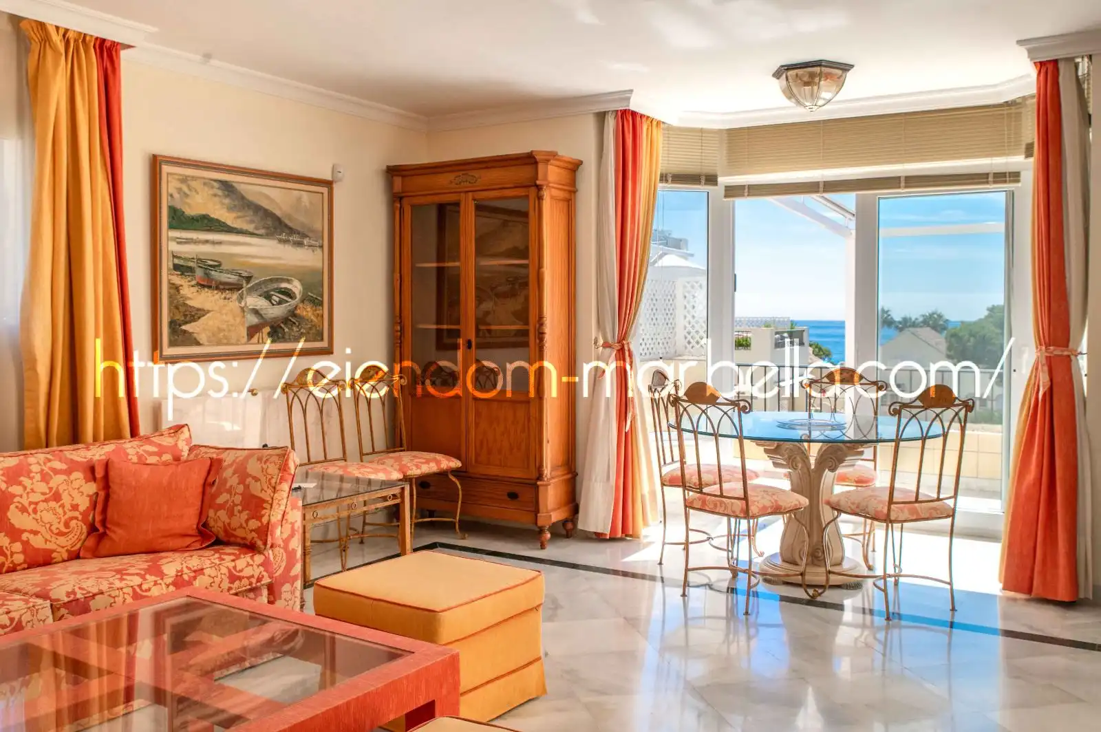 Sala d'estar de Dúplex en venda en Marbella amb Aire condicionat, Terrassa i Traster