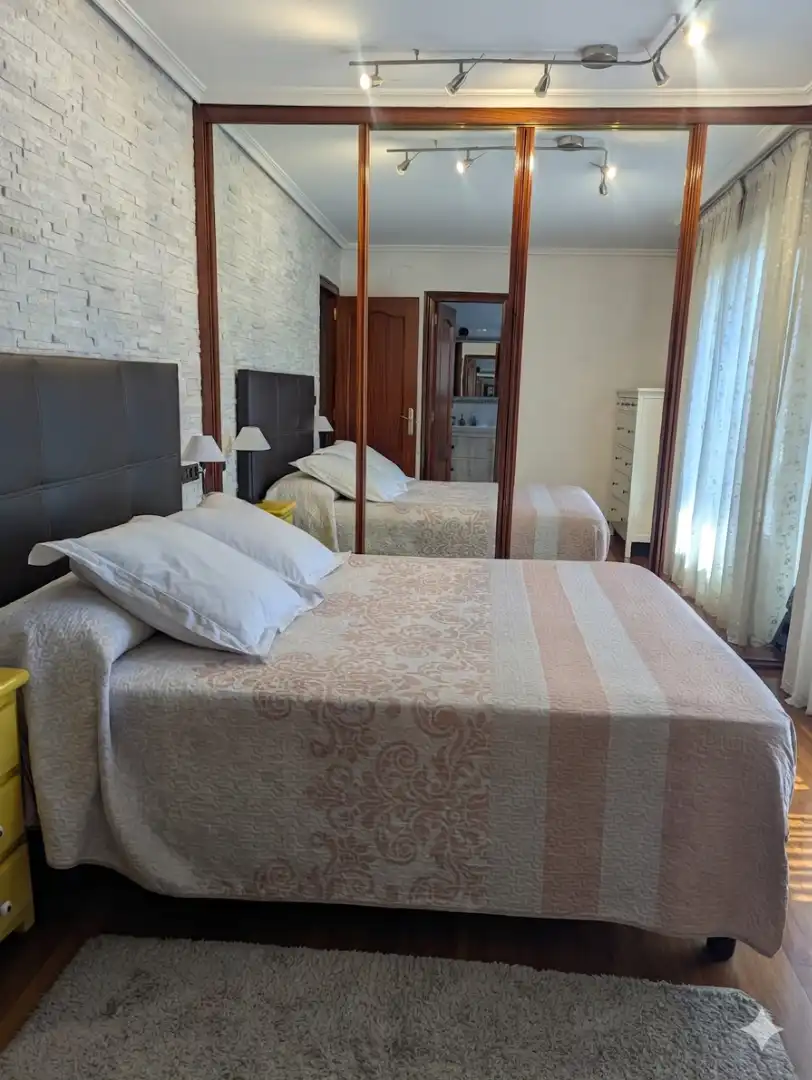 Schlafzimmer von Einfamilien-Reihenhaus zum Verkauf in Amorebieta-Etxano mit Privatgarten, Terrasse und Balkon