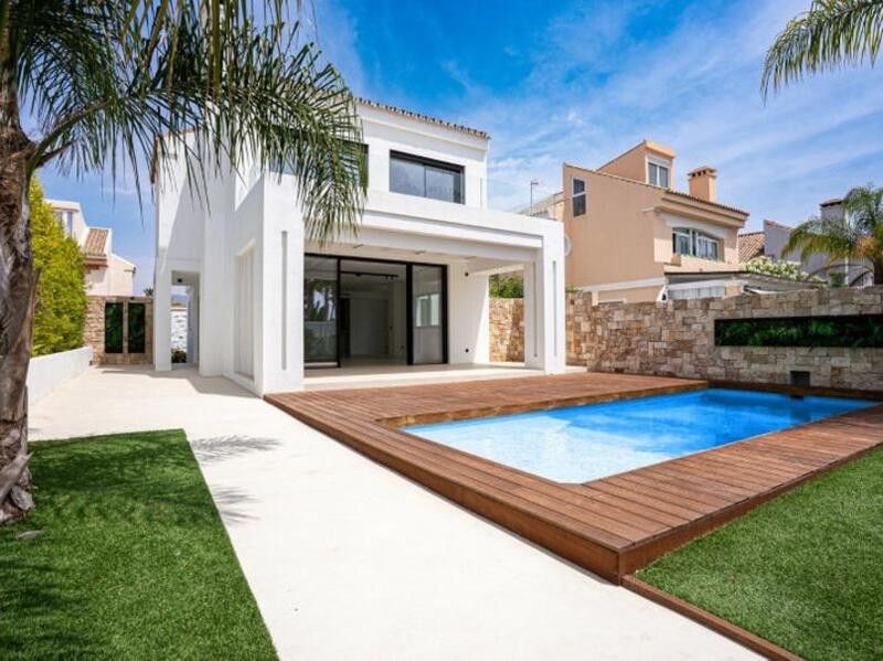 Vista exterior de Casa o xalet en venda en Estepona amb Aire condicionat, Jardí privat i Terrassa