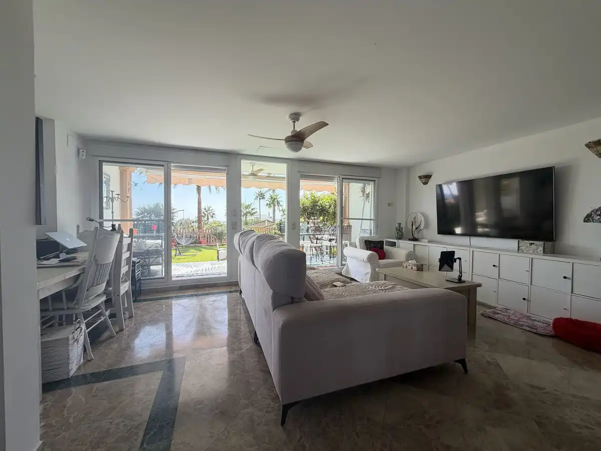 Sala d'estar de Casa adosada en venda en Estepona Pueblo