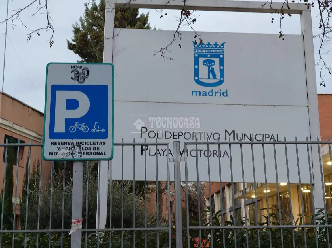 Außenansicht von Gebäude zum Verkauf in Madrid