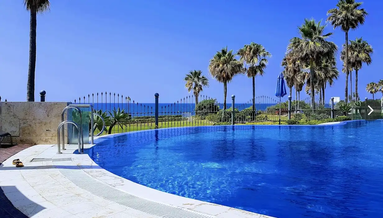 Piscina de Planta baixa en venda en Estepona amb Aire condicionat, Jardí privat i Terrassa