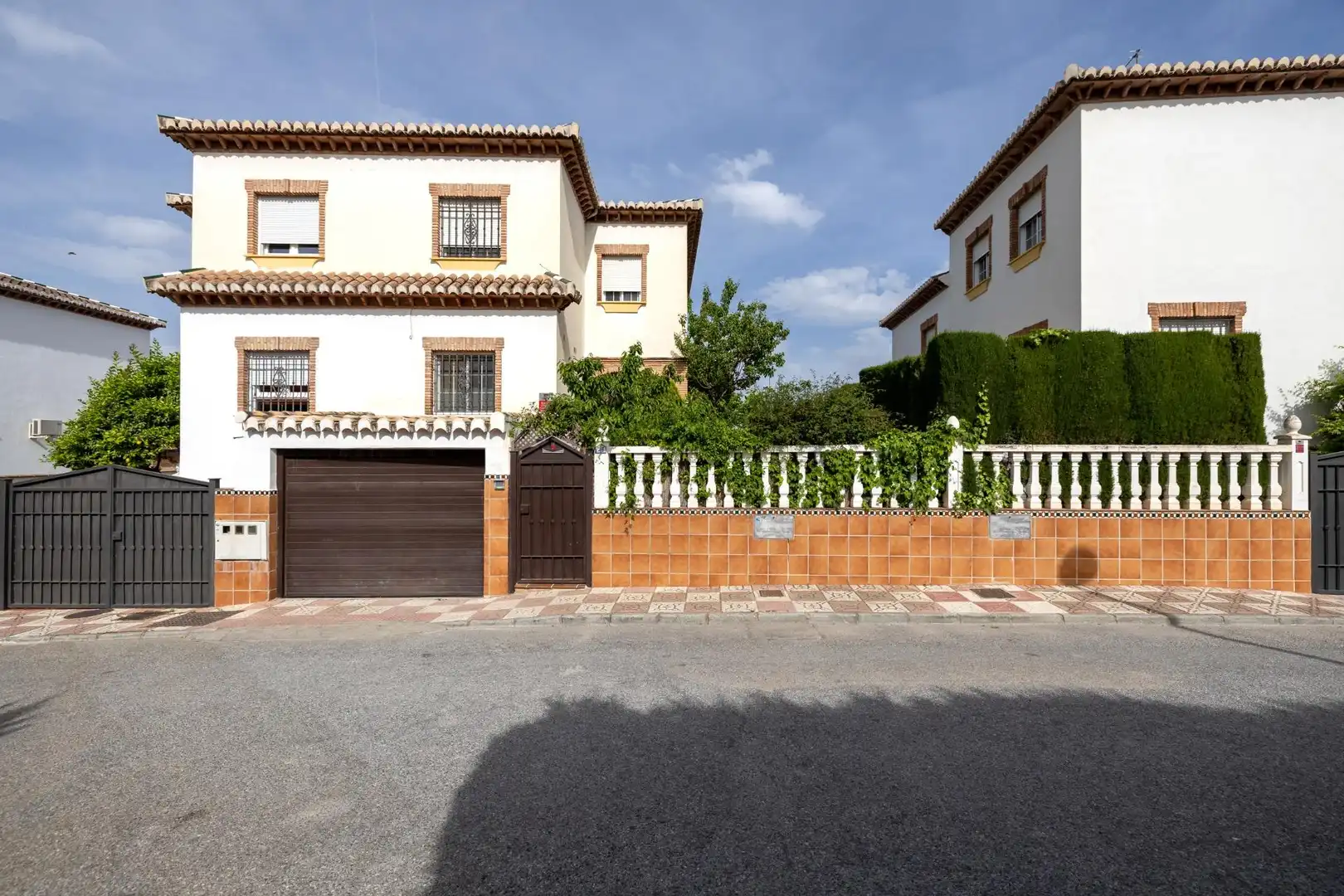 Vista exterior de Casa adosada en venda en La Zubia amb Calefacció, Terrassa i Traster