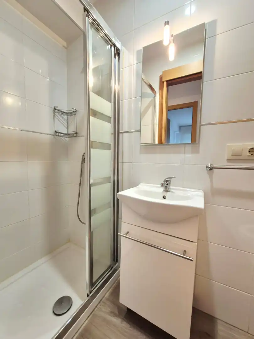 Baño de Piso de alquiler en Santiago de Compostela  con Calefacción, Parquet y Trastero