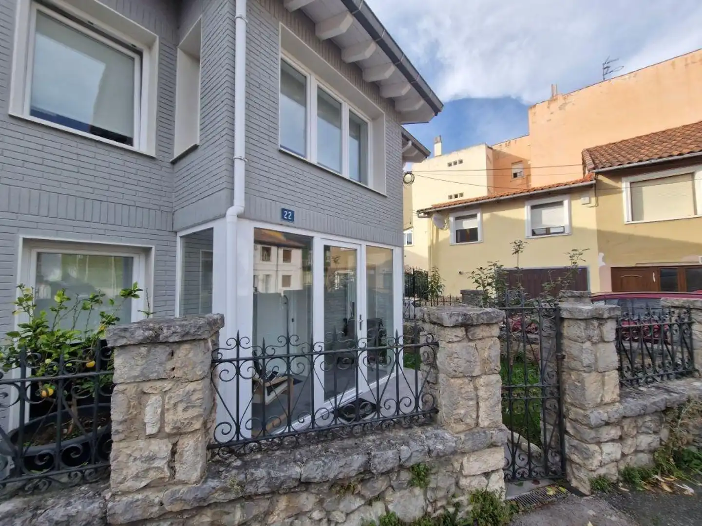 Vista exterior de Casa adosada en venda en Torrelavega  amb Aire condicionat, Calefacció i Jardí privat
